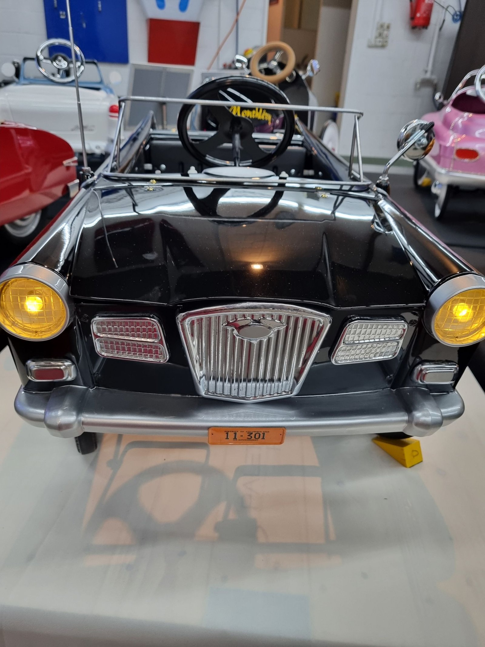 Ein schwarzes Spielzeugauto mit einem Nummernschild mit der Aufschrift TC-481